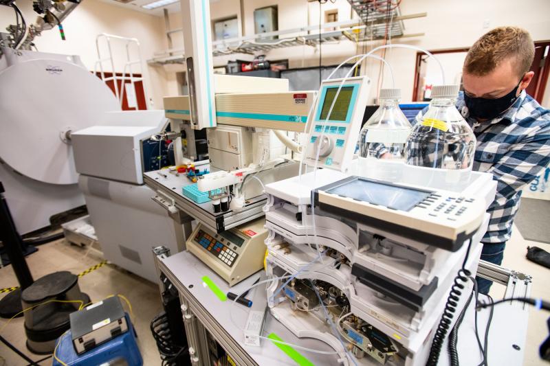 Metabolomics chemist Will Kew sets up a batch analysis of samples on EMSL’s 15 Tesla FTICR mass spectrometer. 