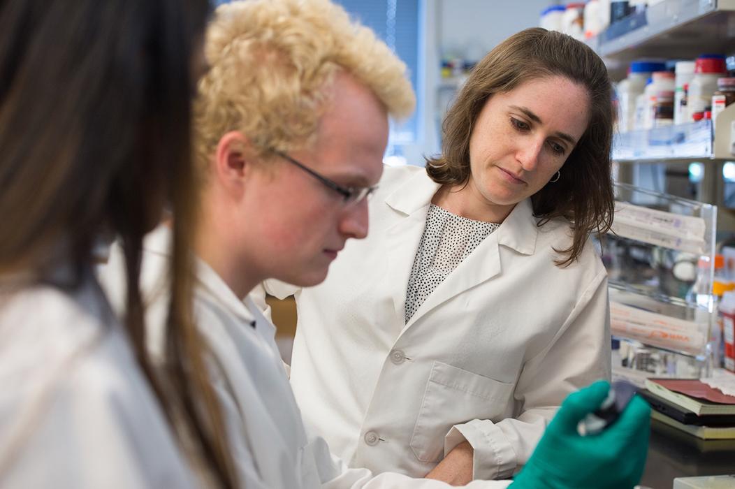 Hero - Jennifer Hurley in Lab with Student Zachary Chase - 1052x700 @ 150ppi