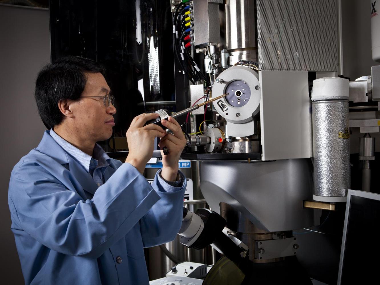 PNNL_Emsl_2.16.2011_1118_Chongmin_010_orig_0.jpg